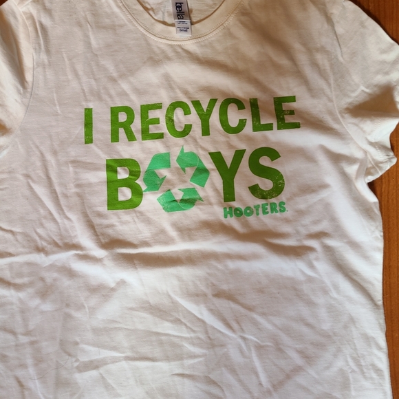 NWOT Hooters small white t-shirt - Picture 11 of 12